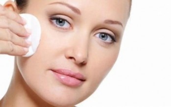 أفضل طرق تنظيف البشرة من المكياج طبيعياً أفضل طرق تنظيف البشرة من المكياج طبيعياً