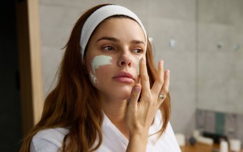 5 ماسكات طبيعية للعناية بالبشرة في الخريف