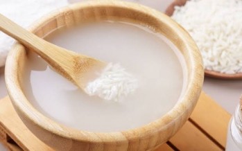 لا تتخلصوا من ماء نقع الأرز: كنز طبيعي لتنظيف منزلكم