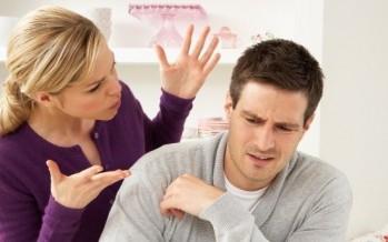 غيرة المرأة على زوجها: متى تصبح دليل حب ومتى جرس إنذار؟