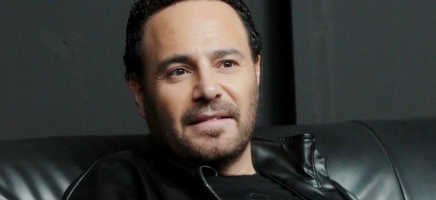 عاصي الحلّاني يُطلق “كوني القمر”.. رومانسيّة لبنانيّة تتصدّر المنصّات وتحمل رسالة إنسانيّة مؤثّرة