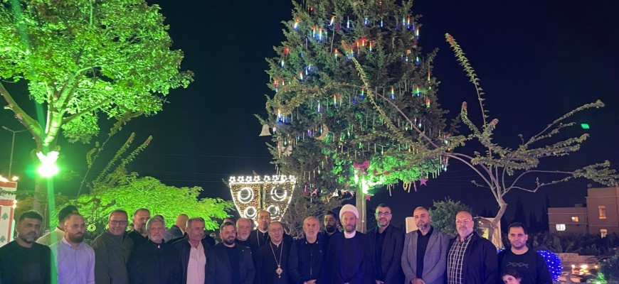 بالصور ... حارة صيدا تتألق بشجرة الميلاد.. مهرجان نور وفرح ووحدة