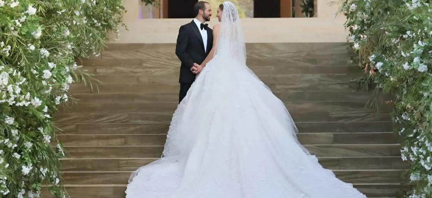 من دموع جوليا إلى سقوط هيفاء وهبي.. تفاصيل لافتة من زفاف نجل جوليا بطرس