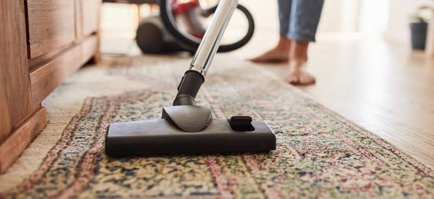 وداعاً للكنس السريع.. اكتشفي الطريقة الصحيحة لتنظيف الأرضيات