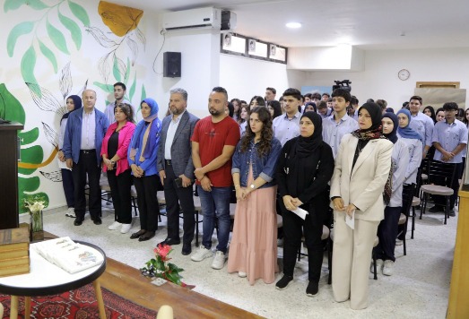الحبّ في قصيدة.. لقاء في ثانوية السفير ! جميل معلّم شاعر يهيم عشقًا وعاشق يفيض شعرًا ! الحبّ في قصيدة.. لقاء في ثانوية السفير ! جميل معلّم شاعر يهيم عشقًا وعاشق يفيض شعرًا !