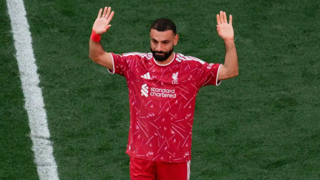 بالدموع.. محمد صلاح يودع جماهير ليفربول أمام زوجته وابنتيه
