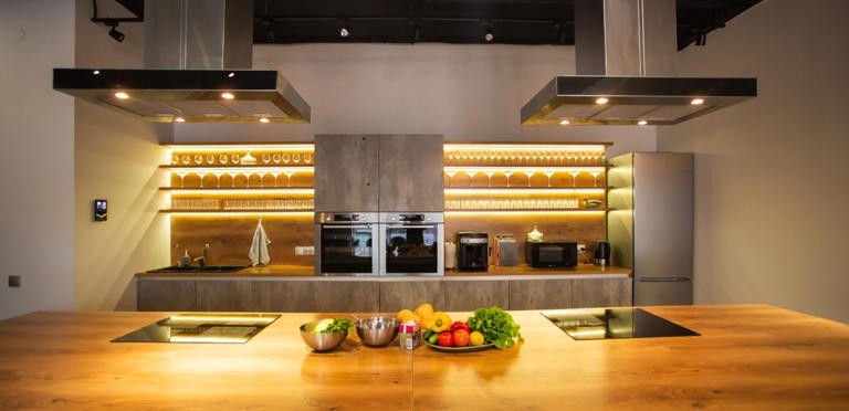 أفكار ملهمة لتصميم مطبخ كبير يجمع بين الأناقة والراحة