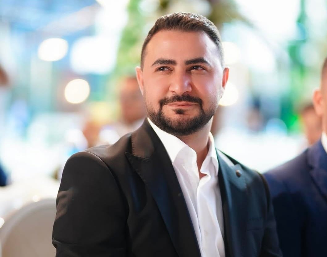 بلوجر السفر راكان حمدان.. رحلة كفاح من سوريا إلى النجاح في عالم الأعمال والسوشيال ميديا