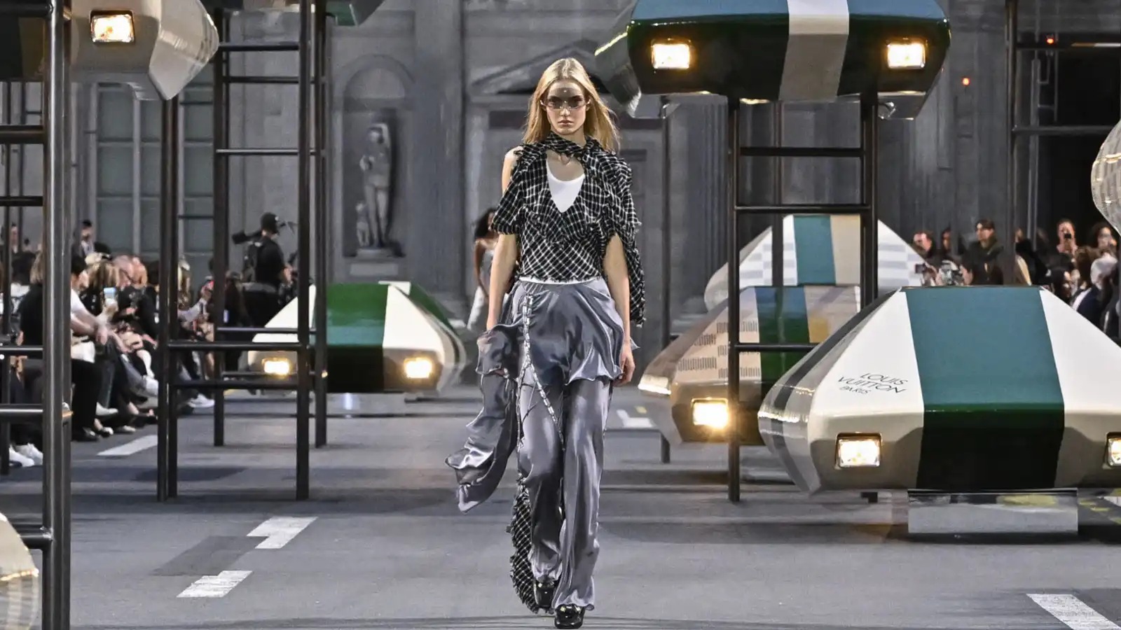 Louis Vuitton تعيد صياغة البساطة لربيع وصيف 2027